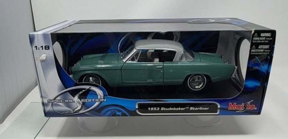 Maisto Special Edition 1:18 Scale 1953 Studebaker Starliner Diecast Model Car